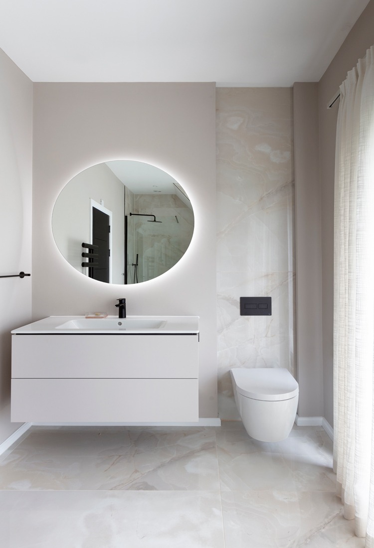 Bedroom 2 en suite: residential interior design by Studio G for a South Devon estuary house