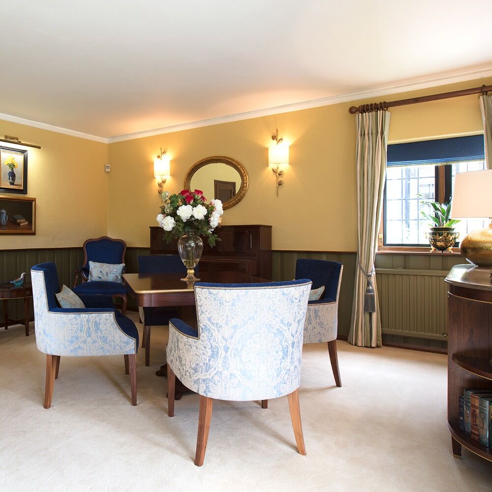 Luxury dining room: residential interior design by Studio G for a Arts and Crafts residence in Esher, Surrey
