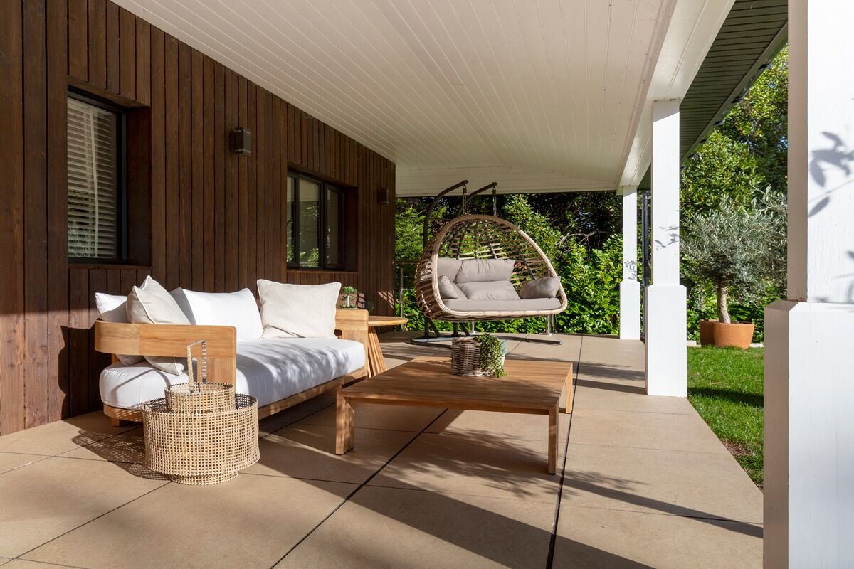 Covered terrace furnished by Studio G by Studio G