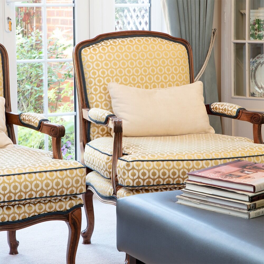 Godalming living room: residential interior design by Studio G for a luxury family home in Godalming, Surrey